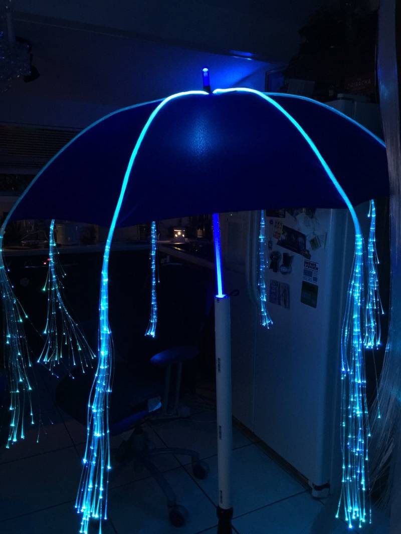 Beleuchteter Regenschirmstiel Mit Fiber Optik Lichtsträngen Beleuchteter Regenschirmstiel Mit Fiber Optik Lichtsträngen von ElectricDivaCreation