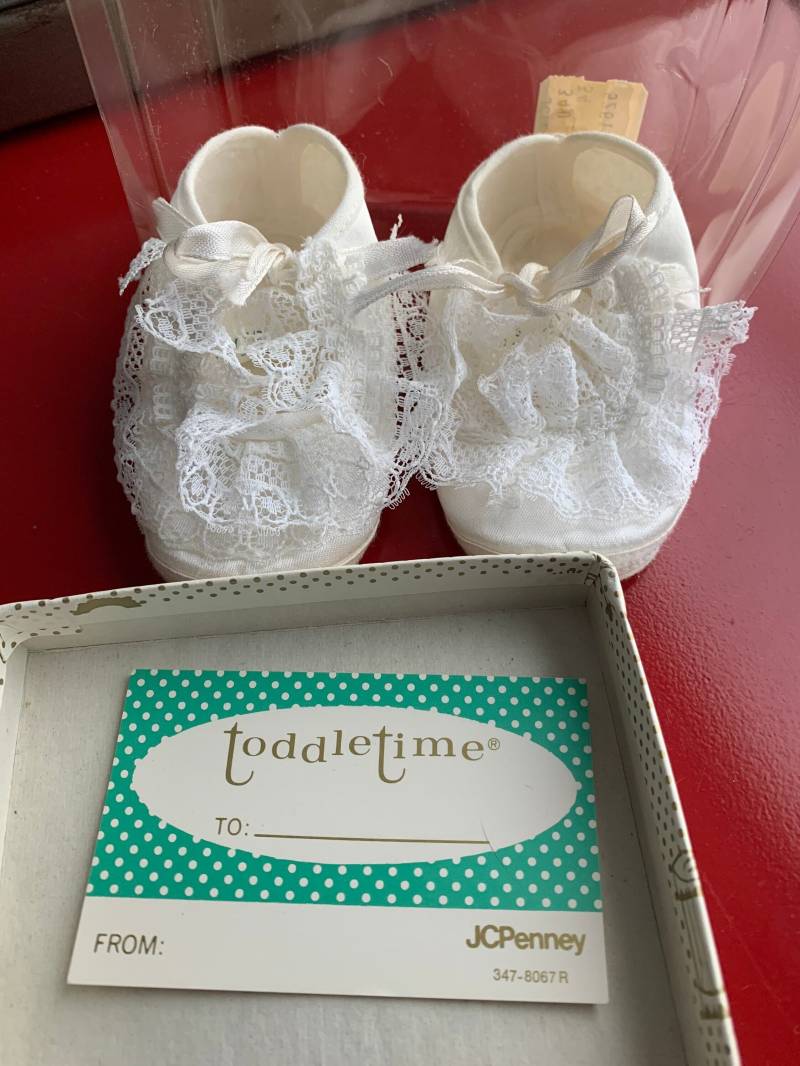 Vintage Baby-Spitzenschuhe Nos/Penneys Toddletime Jc Penney Größe 1 Weiße Spitze Säuglingsschuhe Taufschuhe von ElectricEyeThrift