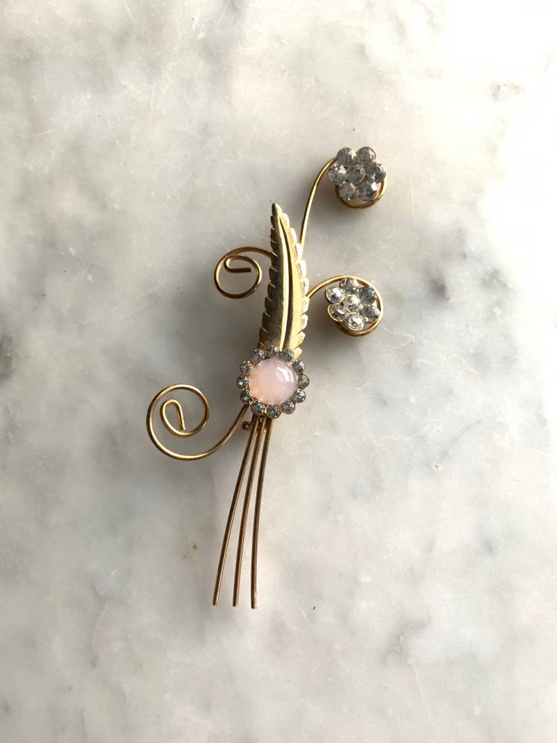 Vintage Feder Filigrane Brosche/Mid Century Goldfarben Mit Strassrollen Und Rosa Glasperlenstein von ElectricEyeThrift