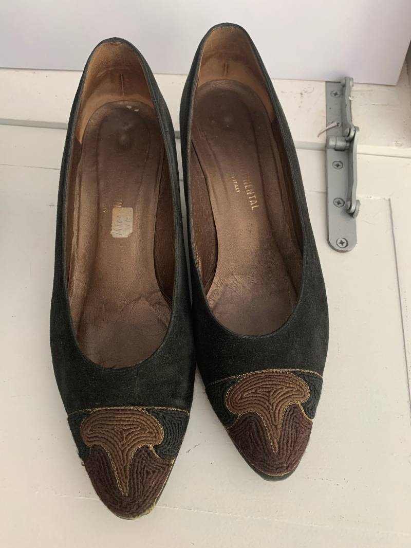 Vintage Schwarze Wildleder Gewebte Detail Heels Größe 7/Made in Italien Lady Continental Schuhe Verschönerte Toe Block von ElectricEyeThrift