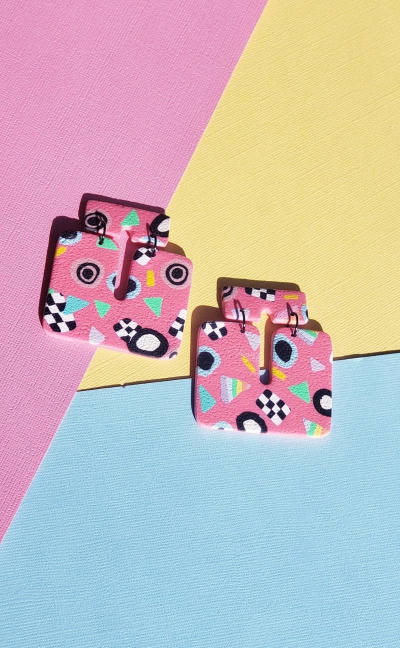 Bubblegum Pink Memphis Design Strukturierter Polymer Clay Bogen Ohrringe von ElectricLobe
