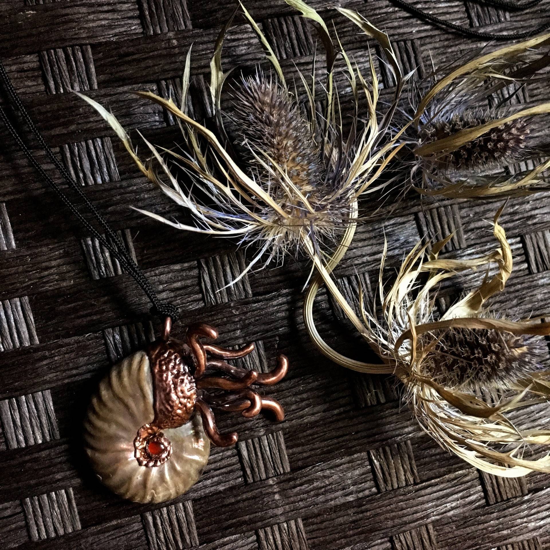 Irisierender Ammonit Fossil Anhänger | Kupfer Elektrogeformte Halskette von ElectroAlchemy