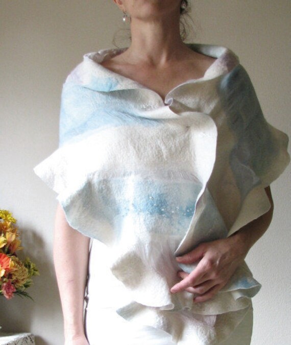 Gefilzte Schal Wrap Filz Stola Halskette Nuno Weiß Blau Lila, Sofort Lieferbar von Eledjo