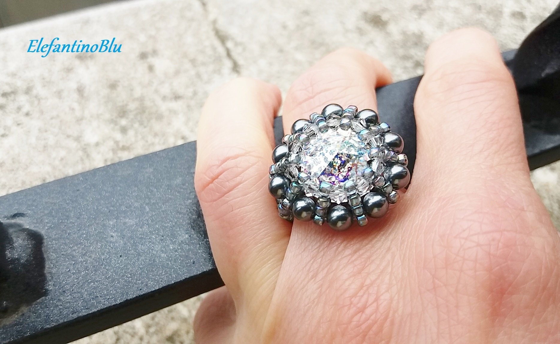 Grauer Ring Cabochon Rivoli Mit Kristallen Und Swarovski Perlen, Ring, Jubiläum, Verlobung, Einzigartige Handgemachte Nickelfrei Grauer Ring Cabochon Rivoli Mit Kristallen Und Swarovski Perlen, Ring, Jubiläum, Verlobung, Einzigartige Handgemachte Nickelfrei von ElefantinoBlu