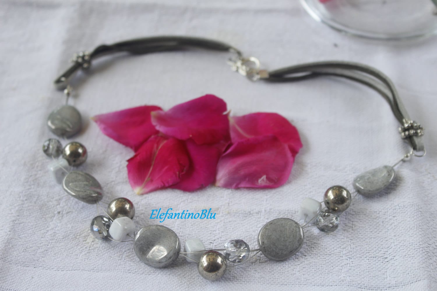 Grauglas, Kristall Und Alcantara Halskette, Schmuck Für Sie, Jubiläum, Geschenk Perlenkette, Handgefertigt, Unikat, Nickelfrei von ElefantinoBlu