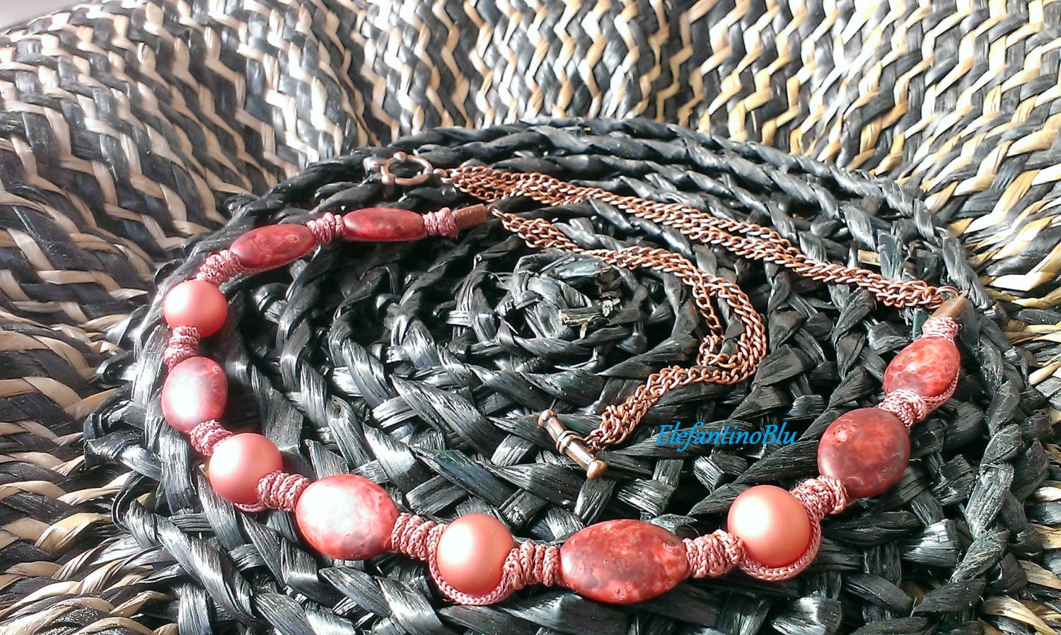 Korallen-Buntglasperlenkette Mit Gurtband Und Dreifacher Kupferkette, Schmuck Für Sie, Handgefertigt, Unikat, Eiche, Nickelfrei Korallen-Buntglasperlenkette Mit Gurtband Und Dreifacher Kupferkette, Schmuck Für Sie, Handgefertigt, Unikat, Eiche, Nickelfrei von ElefantinoBlu