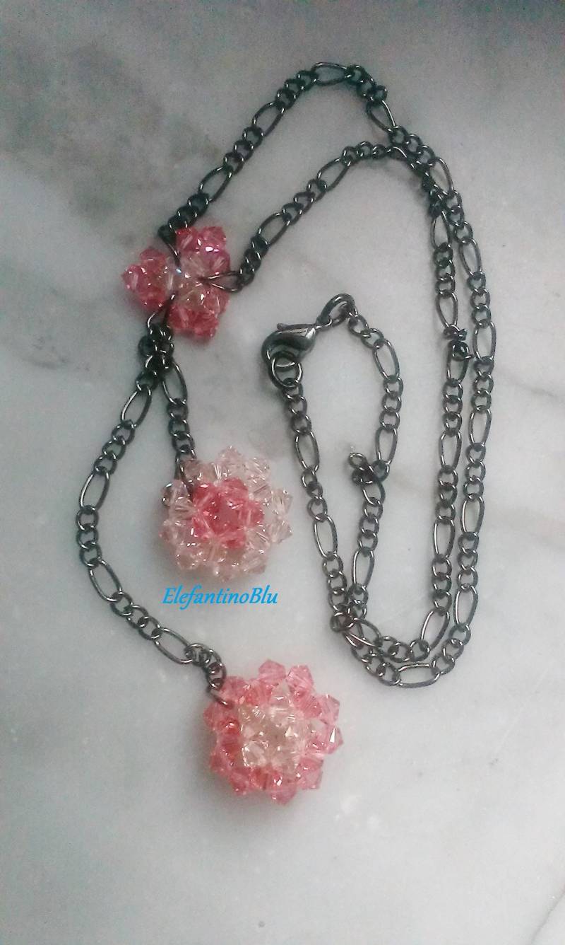 Rosa Halskette Blumenanhänger Swarovski Kristalle, Schwarz Rosa Halskette, Weihnachtsgeschenk, Geschenk Für Sie, Schmuck, Handgefertigt, Unikat Rosa Halskette Blumenanhänger Swarovski Kristalle, Schwarz Rosa Halskette, Weihnachtsgeschenk, Geschenk Für Sie, Schmuck, Handgefertigt, Unikat von ElefantinoBlu