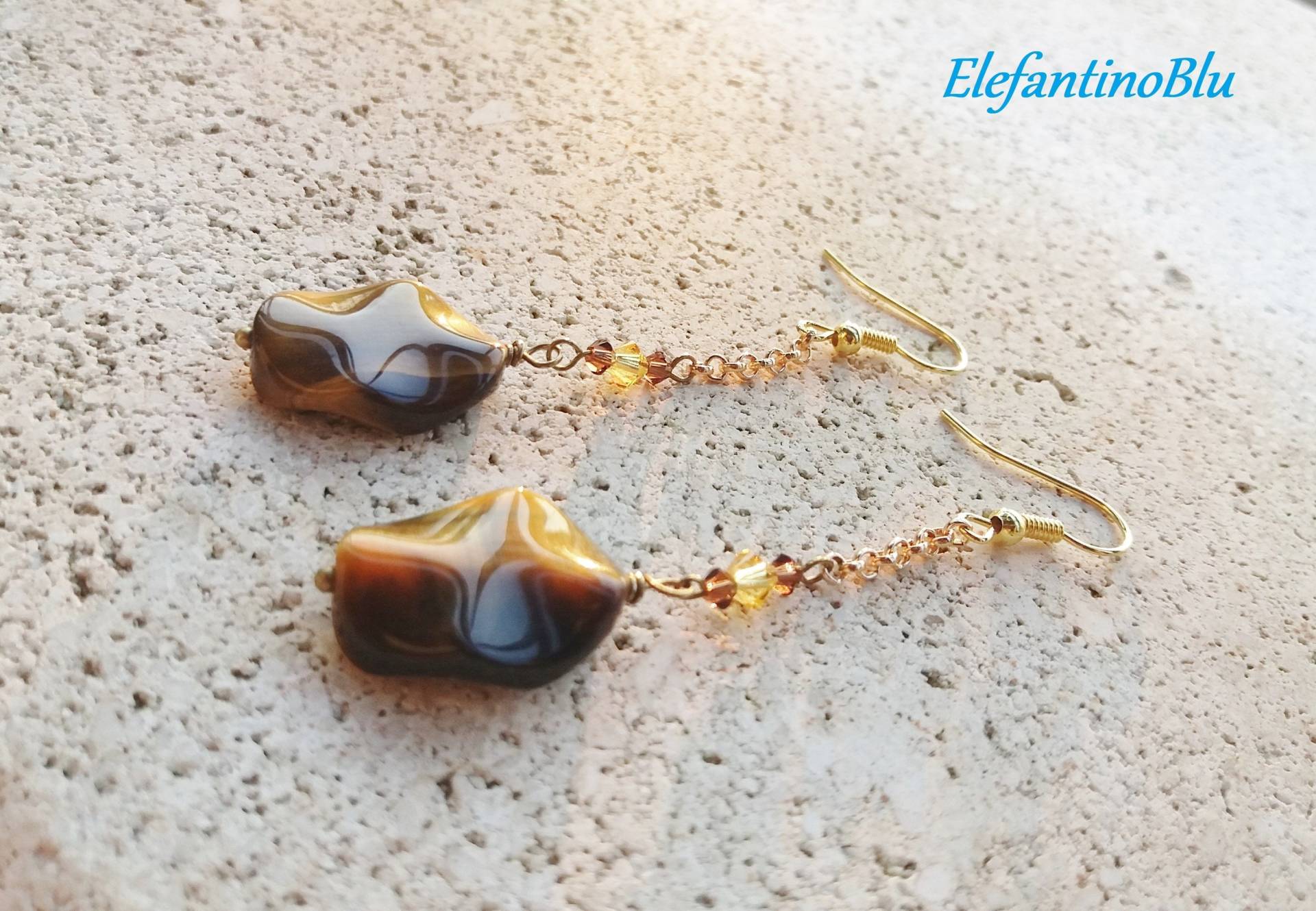 Tiger Eye Anhänger Ohrringe Und Swarovski Kristalle, Hartstein Ohrringe, Topas Geschenk Lei, Handgefertigt, Eiche, Nickelfrei Tiger Eye Anhänger Ohrringe Und Swarovski Kristalle, Hartstein Ohrringe, Topas Geschenk Lei, Handgefertigt, Eiche, Nickelfrei von ElefantinoBlu
