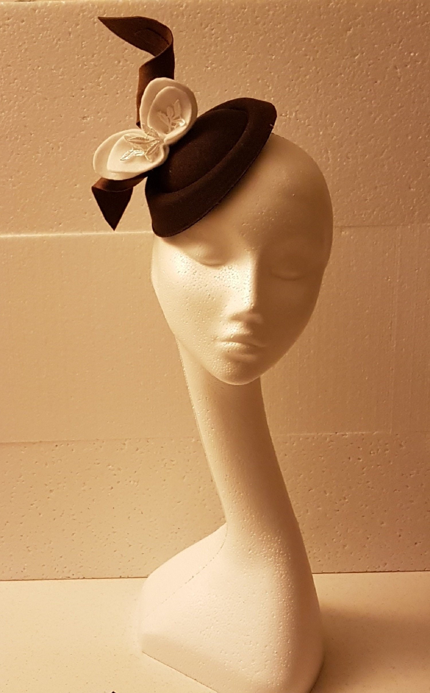 Brauner Hut Fascinator, Hut Fascinator #brauer Mit Weißen Blättern Aus Filz. Ascot Hochzeit, Cocktailhut Kirchhut Brauner Hut Fascinator, Hut Fascinator #brauer Mit Weißen Blättern Aus Filz. Ascot Hochzeit, Cocktailhut Kirchhut von EleganceHatinator