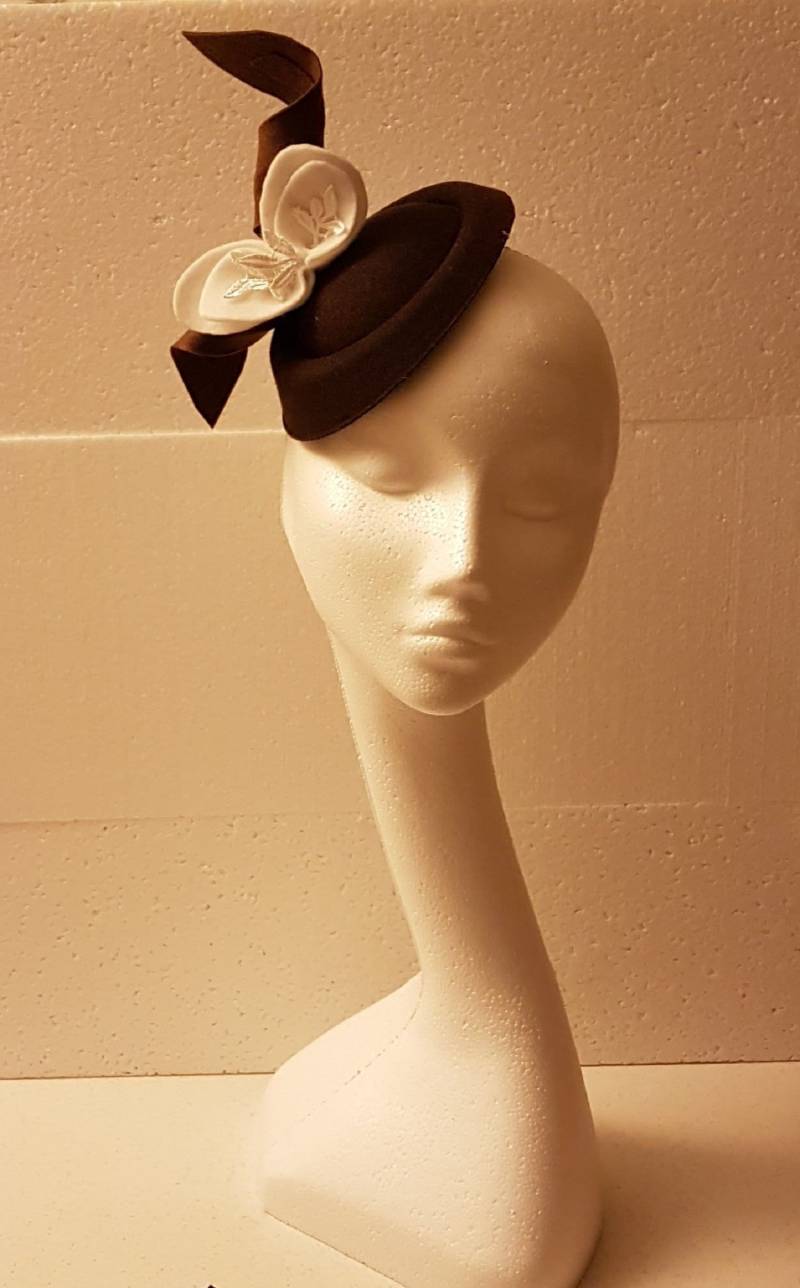 Brauner Hut Fascinator, Hut Fascinator #brauer Mit Weißen Blättern Aus Filz. Ascot Hochzeit, Cocktailhut Kirchhut Brauner Hut Fascinator, Hut Fascinator #brauer Mit Weißen Blättern Aus Filz. Ascot Hochzeit, Cocktailhut Kirchhut von EleganceHatinator