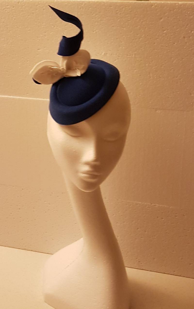 Fascinator Hut Navy Blau # Navy Weiss Filz Blätter Ascot Hochzeit Cocktailhut Fascinator Hut Navy Blau # Navy Weiss Filz Blätter Ascot Hochzeit Cocktailhut von EleganceHatinator
