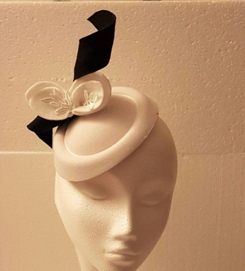 Fascinator Schwarz Weiß Pillbox Kopfschmuck Mit Blättern Und Fascinator Schwarz Weiß Pillbox Kopfschmuck Mit Blättern Und von EleganceHatinator