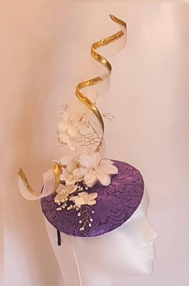 Purple & Gold Fascinator Hut 40Er 50Er Jahre #goldrand Wirbelhut Hochzeit Cocktailhut Damen Ascot Lila von EleganceHatinator