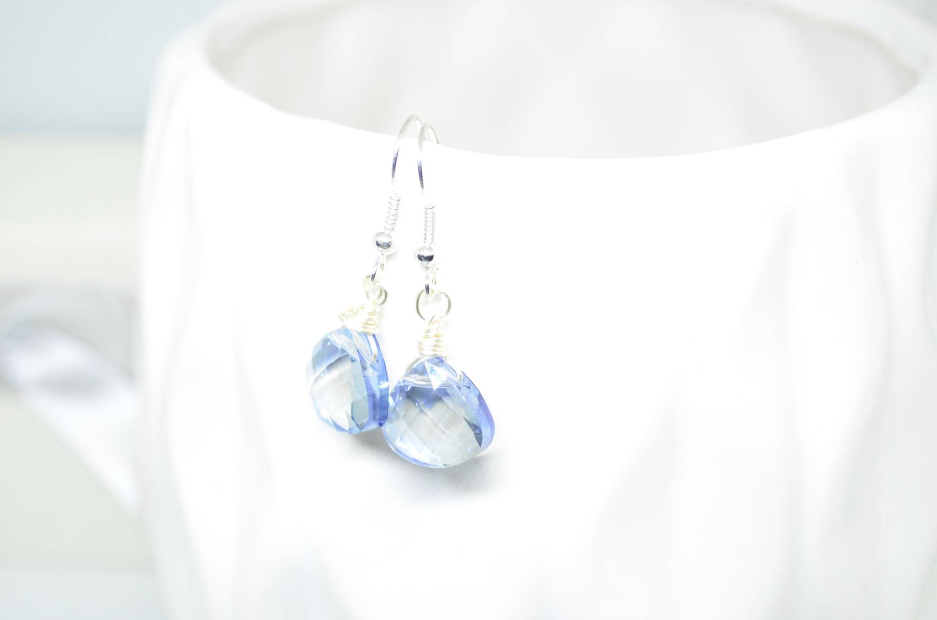Blaue Glasohrringe Versilberte Draht Ohrringe von Eleganceforyou