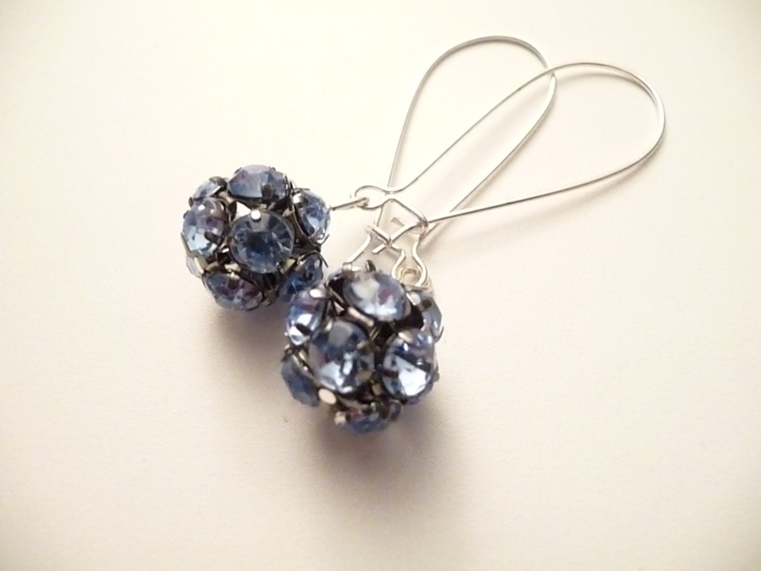 Blaue Strass Ohrringe Versilberte Runde Perlen, 2-Zoll-Drop von Eleganceforyou