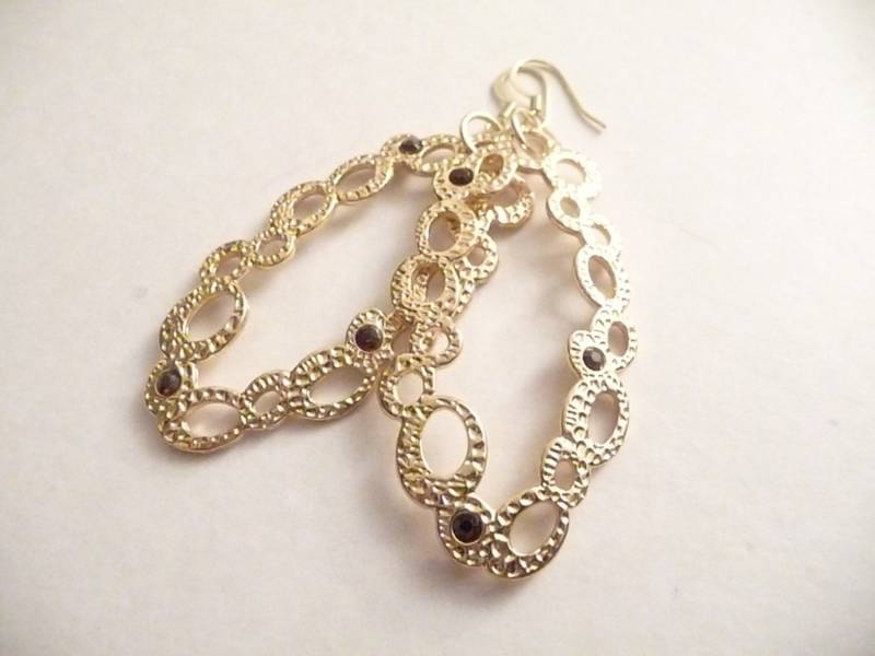 Gold Hängeohrringe Ovale Anhänger Mit Burgunder Kristallen Gold Hängeohrringe Ovale Anhänger Mit Burgunder Kristallen von Eleganceforyou