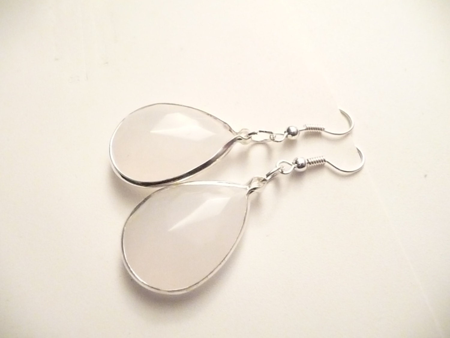 Weiße Tropfen-Ohrringe Versilberte Ohrhänger, 5 cm von Eleganceforyou