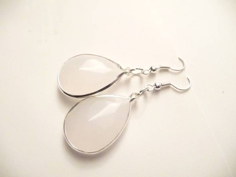 Weiße Tropfen-Ohrringe Versilberte Ohrhänger, 5 cm Weiße Tropfen-Ohrringe Versilberte Ohrhänger, 5 cm von Eleganceforyou
