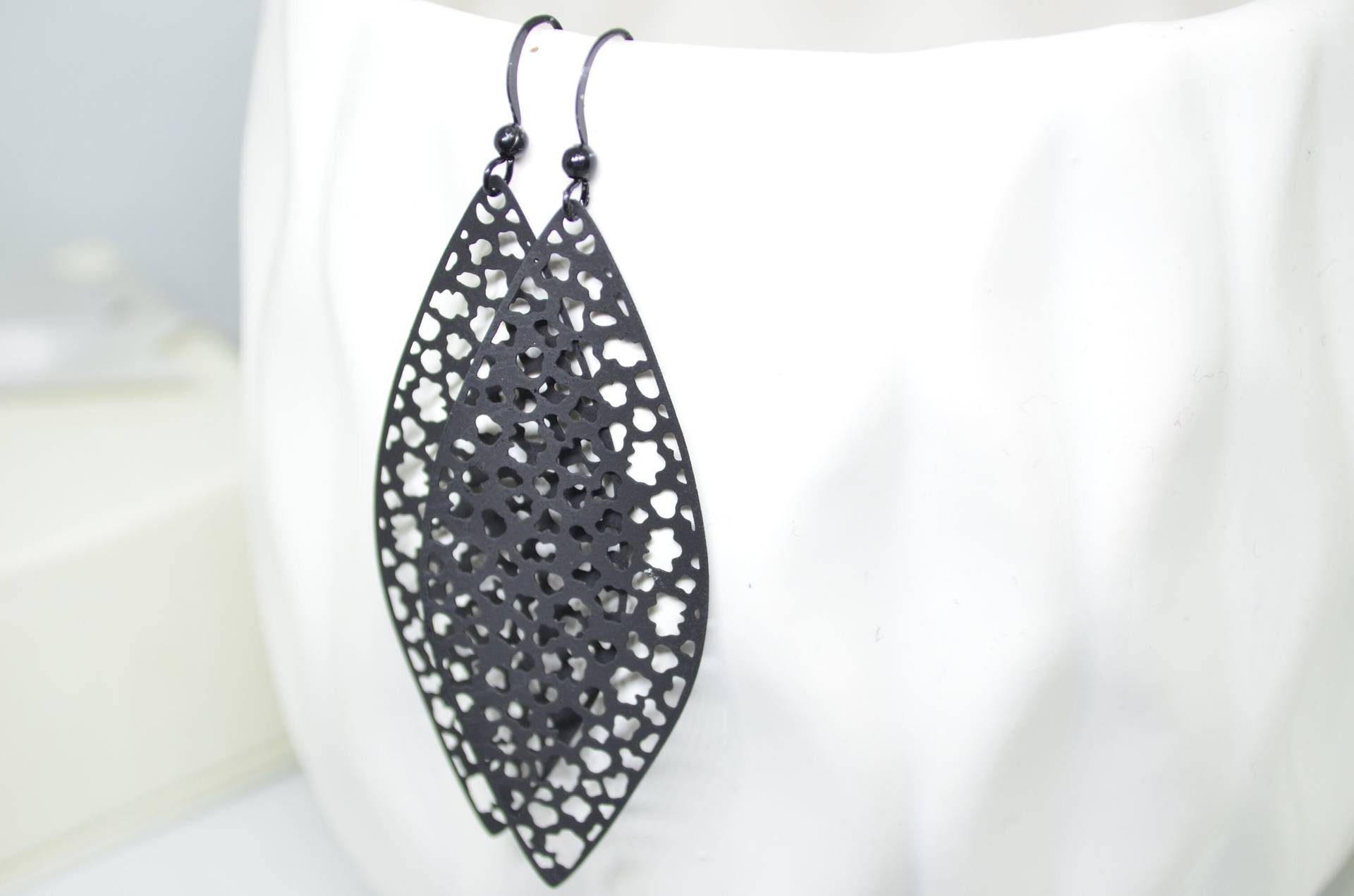 Schwarze Blatt Ohrringe von Eleganceforyou