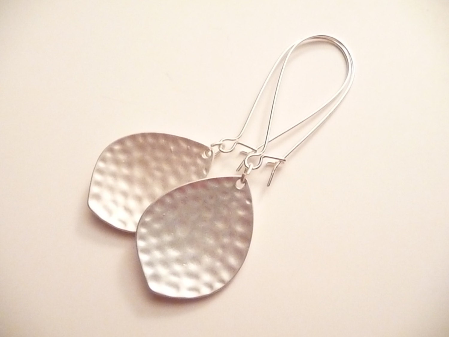 Silber Überzogene Blatt-Ohrringe Gehämmerte Baumeln-Ohrringe von Eleganceforyou