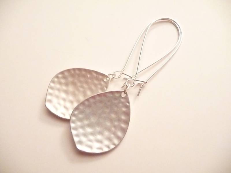 Silber Überzogene Blatt-Ohrringe Gehämmerte Baumeln-Ohrringe Silber Überzogene Blatt-Ohrringe Gehämmerte Baumeln-Ohrringe von Eleganceforyou