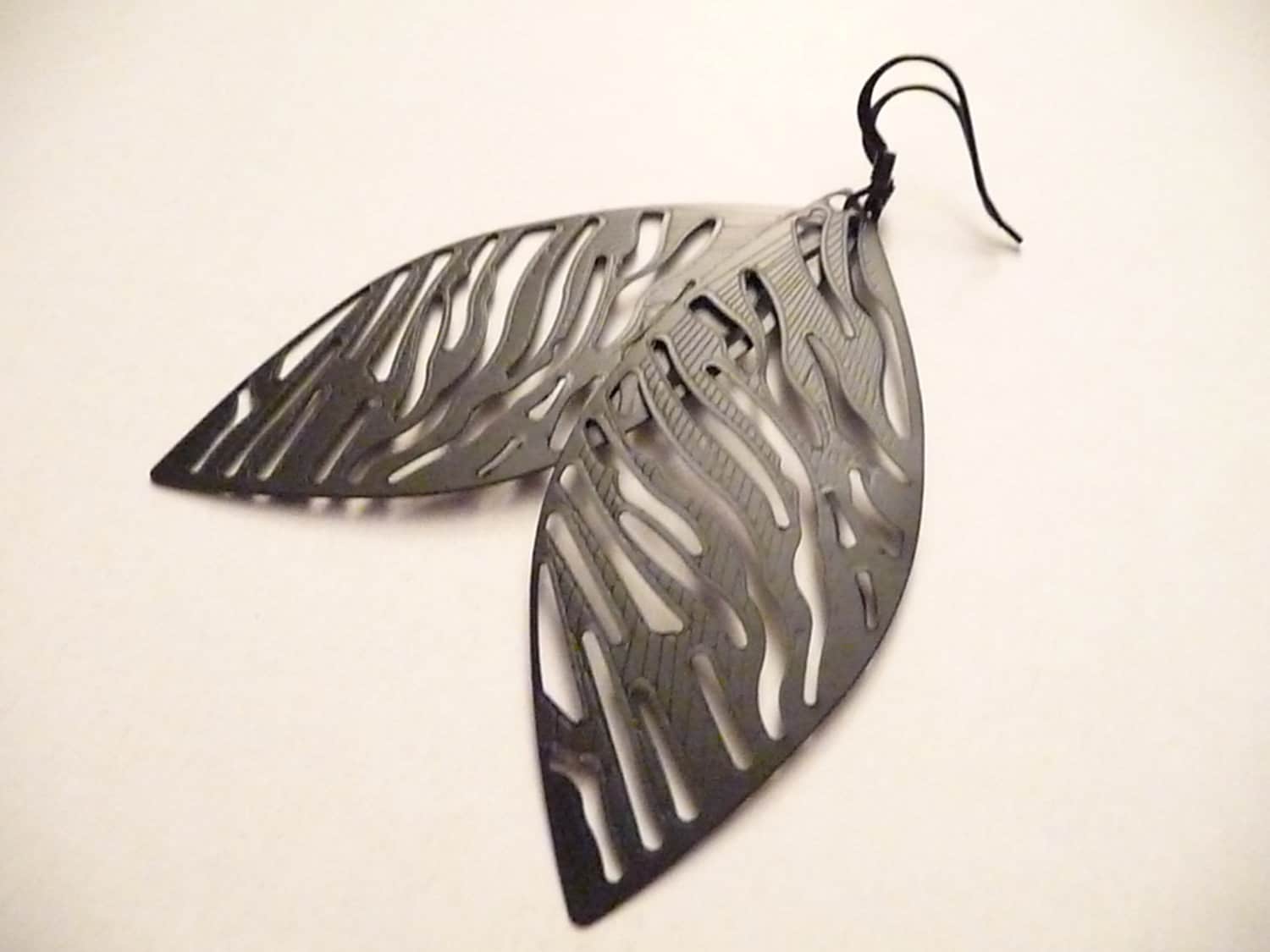 Schwarze Zebra Filigree Teardrop Baumeln Ohrringe von Eleganceforyou