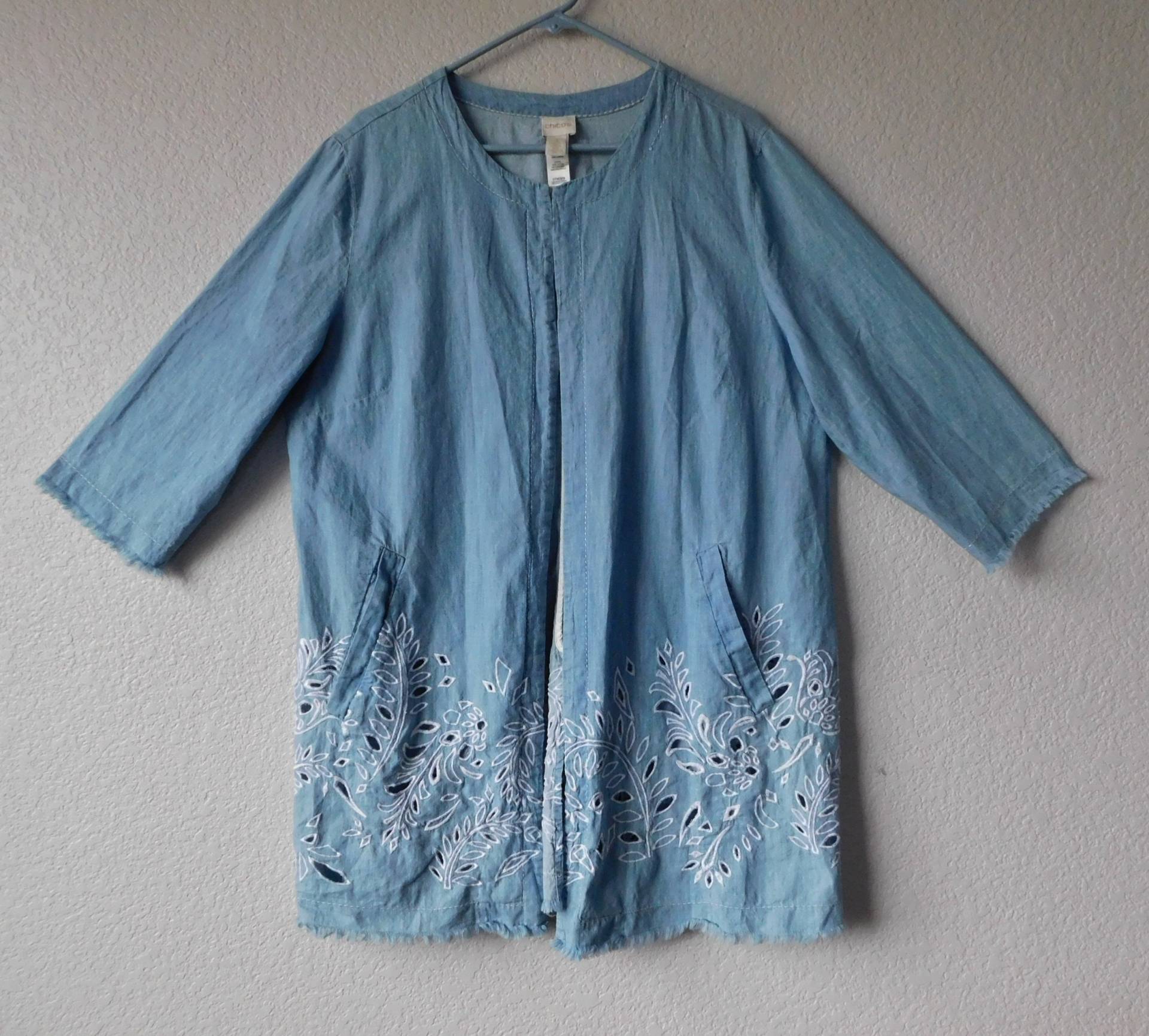 Chico's Größe 3xl Distressed Denim Hellblau Mantel/Geblümte Stickerei Weiße Stiche Leichter 3/4 Ärmel Ausgefranster Saum Chico's Größe 3xl Distressed Denim Hellblau Mantel/Geblümte Stickerei Weiße Stiche Leichter 3/4 Ärmel Ausgefranster Saum von EleganceuniqueShop
