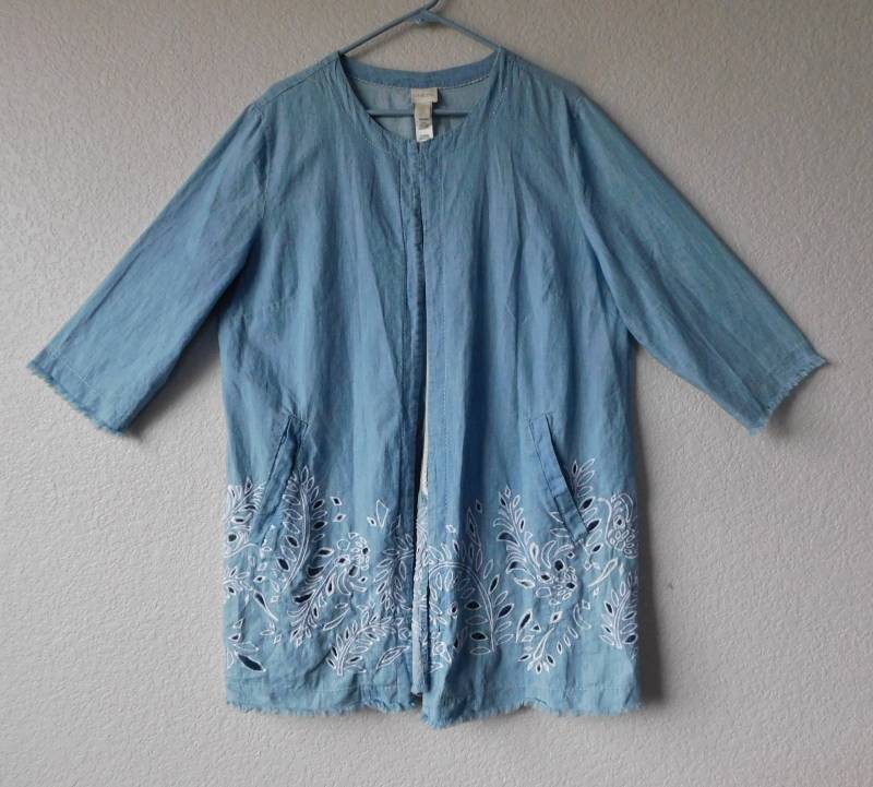 Chico's Größe 3xl Distressed Denim Hellblau Mantel/Geblümte Stickerei Weiße Stiche Leichter 3/4 Ärmel Ausgefranster Saum von EleganceuniqueShop