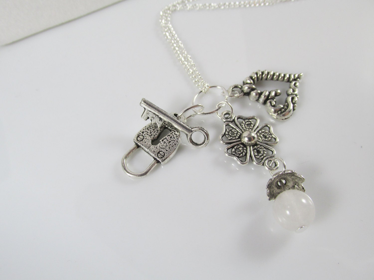 You Unlocked My Heart Necklace Mit Weißer Jade Edelstein Perle. Die Megan Kollektion You Unlocked My Heart Necklace Mit Weißer Jade Edelstein Perle. Die Megan Kollektion von ElegantAdornment