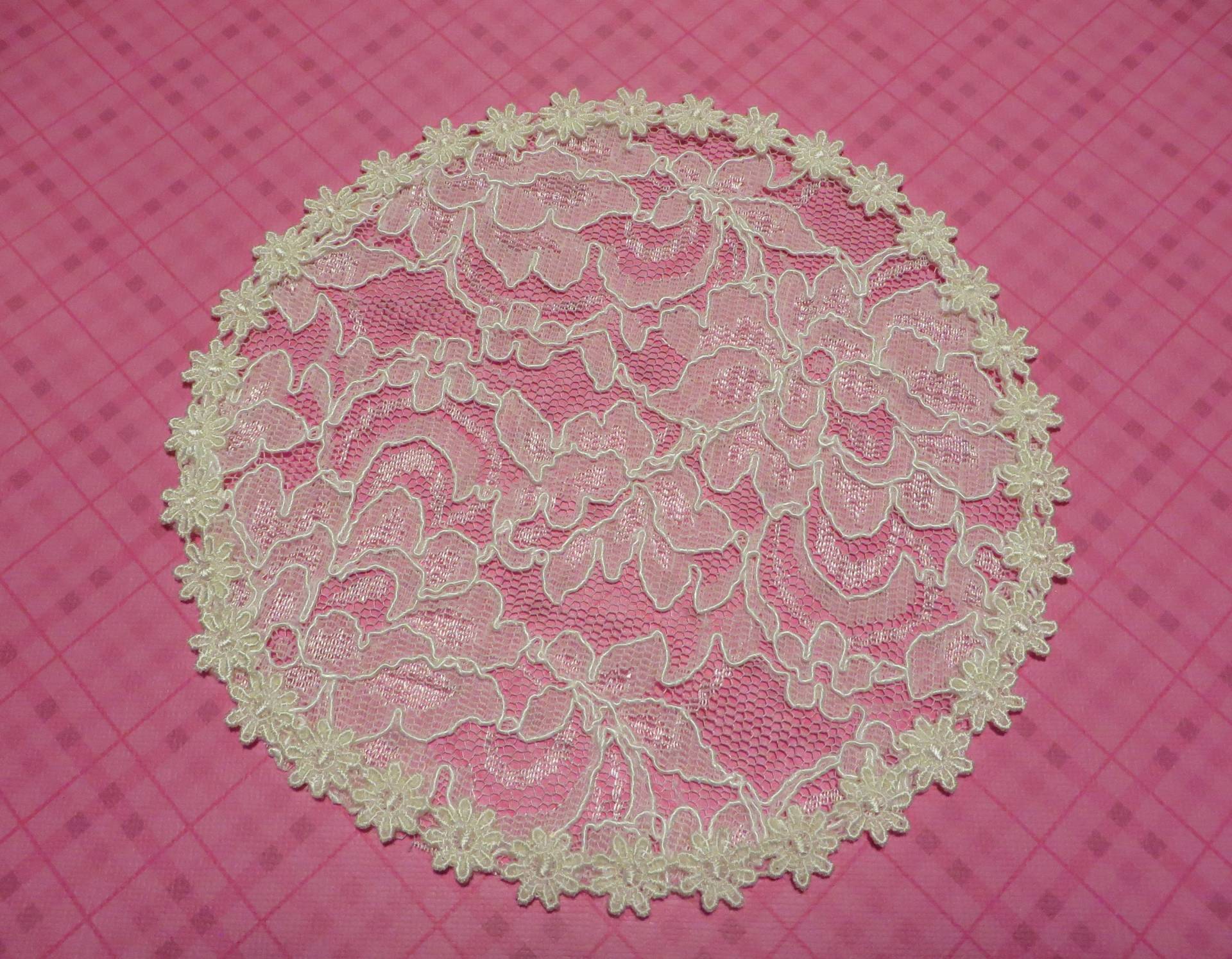 Handgefertigte Cremefarbene Deckchen Kopfdecke Mit Gänseblümchen Trimmen Kippah Veil Yarmulke | Mit Dekorativer Bobby Pin | Style 482 Elegantes Handgefertigte Cremefarbene Deckchen Kopfdecke Mit Gänseblümchen Trimmen Kippah Veil Yarmulke | Mit Dekorativer Bobby Pin | Style 482 Elegantes von ElegantDoily