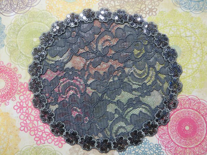 Handgefertigte Graue Spitzendeckchen Kopfdecke, Paillettenborte, Mit Bobby Pin von ElegantDoily