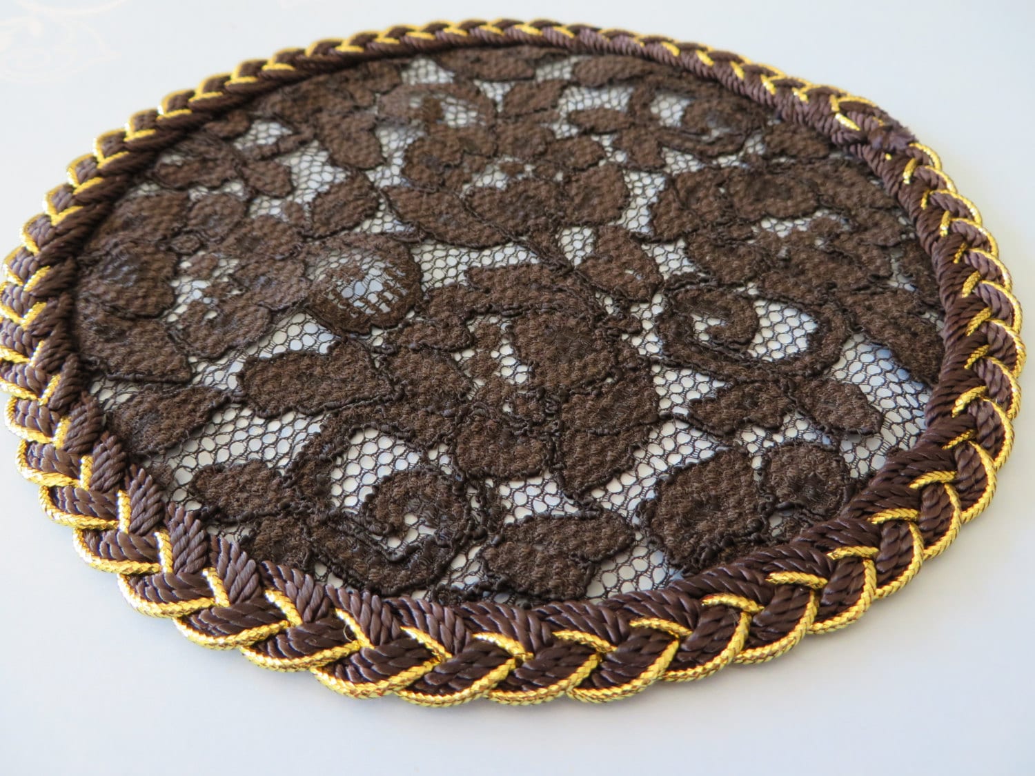 Handgefertigte Spitzen Kopfbedeckung Braun Mit Einzigartiger Zierleiste Schleier Kippah Yarmulke | Mit Dekorativer Haarnadel | Style 610 Elegantes Handgefertigte Spitzen Kopfbedeckung Braun Mit Einzigartiger Zierleiste Schleier Kippah Yarmulke | Mit Dekorativer Haarnadel | Style 610 Elegantes von ElegantDoily