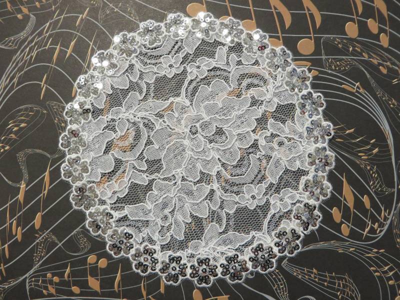 Handgefertigte Weiße Spitzendeckchen Kopfbedeckung Silber Pailletten Kippah Hair Cover | Mit Dekorativer Haarnadel | Style 245 Exklusiv Von Elegant von ElegantDoily