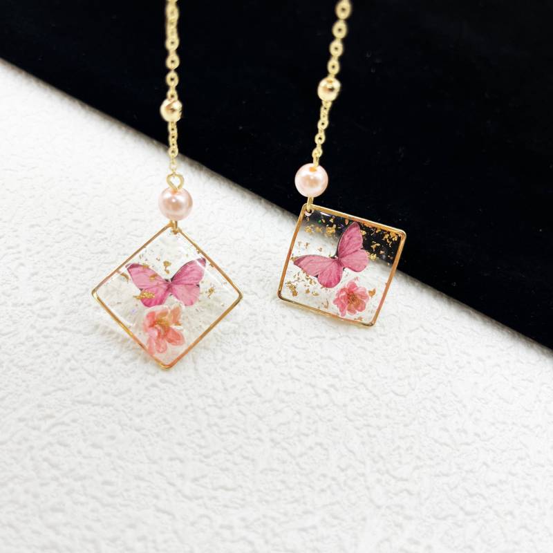 Exquisite Schmetterling Anhänger Gläser Kette, Handgemachte Getrocknete Blume Frauen Zubehör von ElegantEchoDE