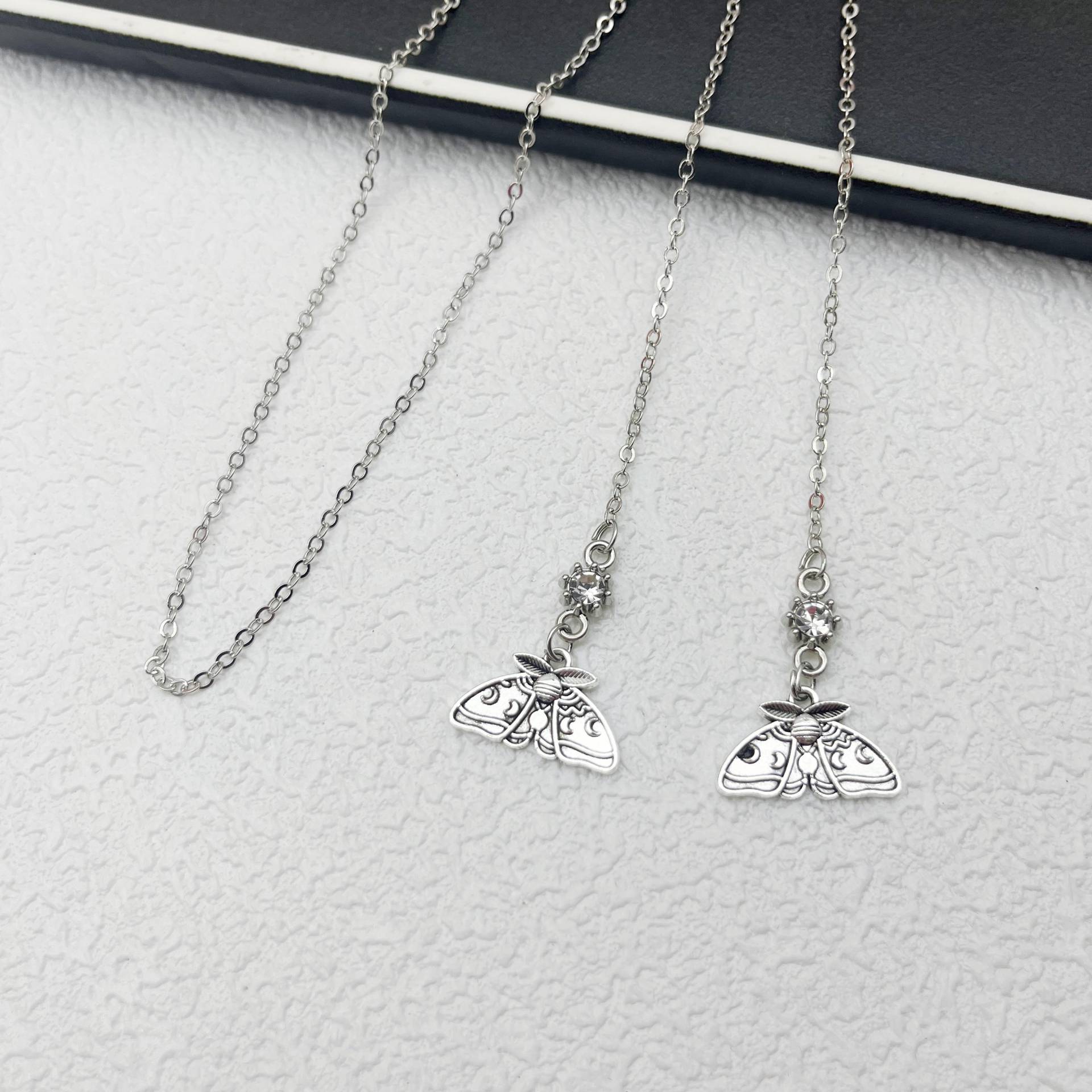 Motte Anhänger Brille Kette, Mode Damen Sonnenbrille Lesebrille Halter, Silber, Zubehör von ElegantEchoDE