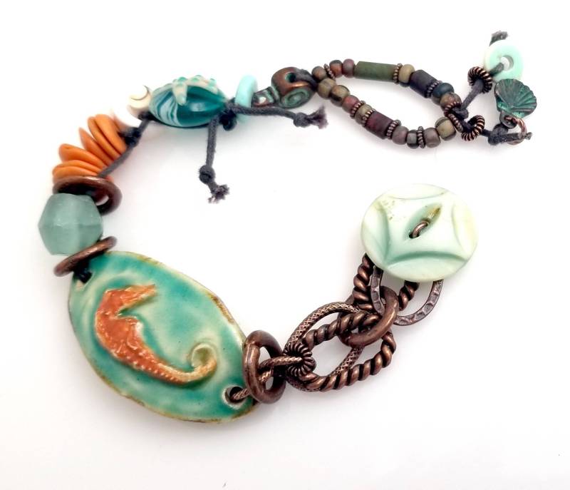 Ocean Beach Seapferdearmband Mit Lampwork Fisch, Seeglas, Leder Und Recycled Mop Knopfverschluss Ocean Beach Seapferdearmband Mit Lampwork Fisch, Seeglas, Leder Und Recycled Mop Knopfverschluss von ElegantFrippery