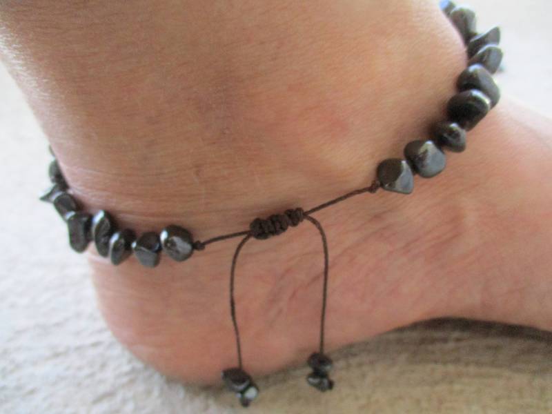 Hämatit Edelstein Fußkettchen Handgeknüpft Auf Brauner Kordel Größenverstellbar Und Wasserdicht.semi Kleine Chips Perlen.vergrößerte Pic von ElegantJewelryCo