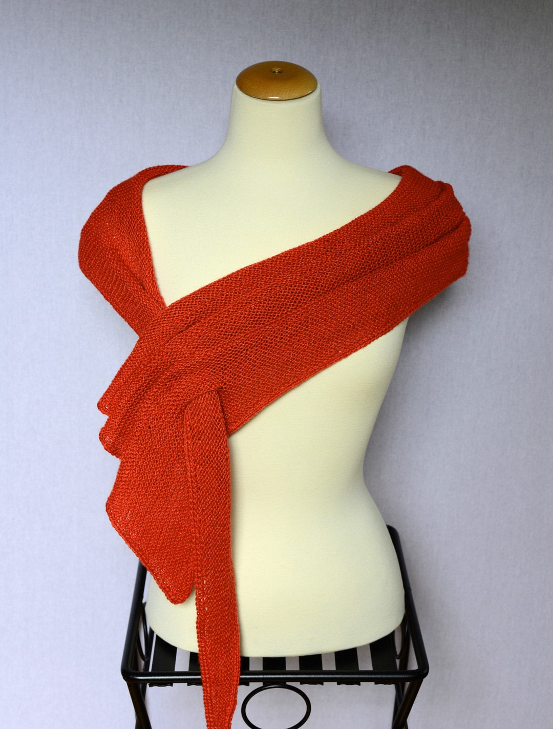 Boho Dreieckstuch in Kürbis-Orange; Einzigartiges Schlitzdesign, Elegante Schulterverpackung Oder Kapuze; Handgestrickt Aus Feiner Merinowolle von ElegantKnitsByInna