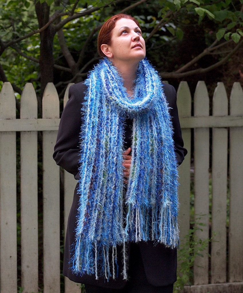 Fransenblauer Schal - Breite, Extra Lange Stola/Für Spaß Oder Alltägliche Freizeitkleidung; Hand Gestrickt Aus Superweichem Flauschigem Techno von ElegantKnitsByInna