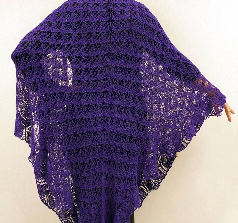 Lila Spitzenschal Jacke Transformer - Eleganter Oversized-stola Für Jede Jahreszeit; Hand Gestrickt Aus Weichem Viskose-Garn von ElegantKnitsByInna