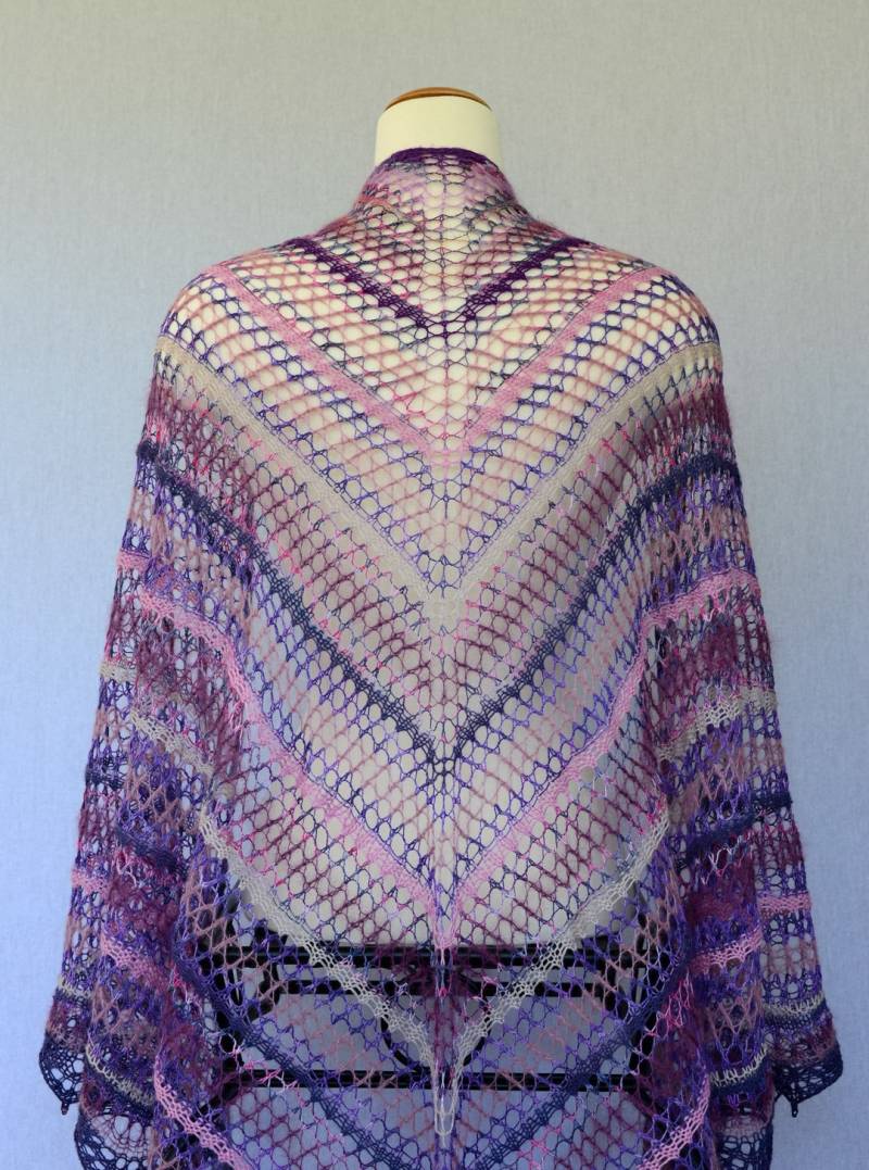 Perlenschal Aus Spitze in Multicolor | Lila, Rosa, Lavendel - Handgestricktes, Gemütliches Dreieckstuch; Nylon Wolle Merino Mohair Garn von ElegantKnitsByInna