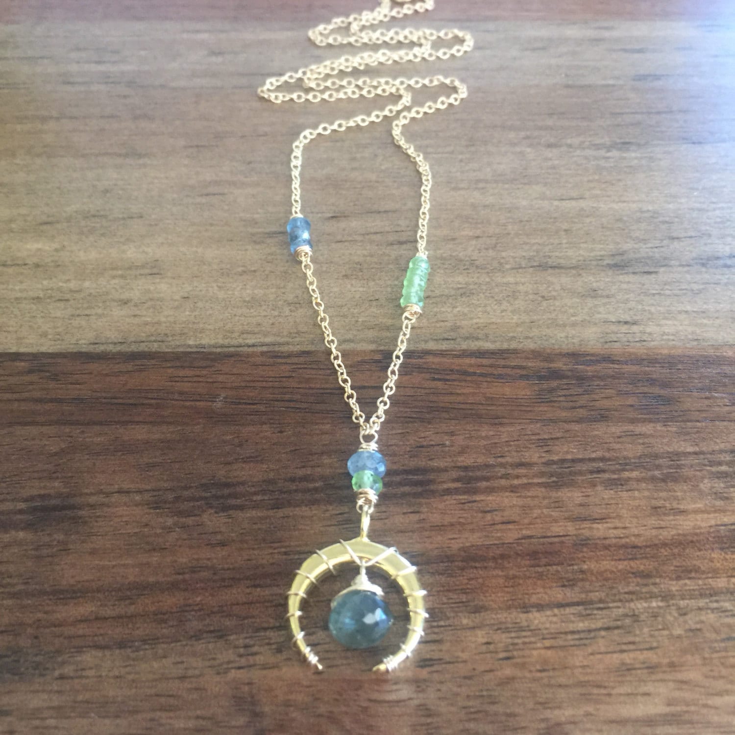 Göttin Halskette - Wire Wrapped Aquamarin Und Peridot Halbmond Anhänger Gold Göttin Halskette - Wire Wrapped Aquamarin Und Peridot Halbmond Anhänger Gold von ElegantSinJewelry