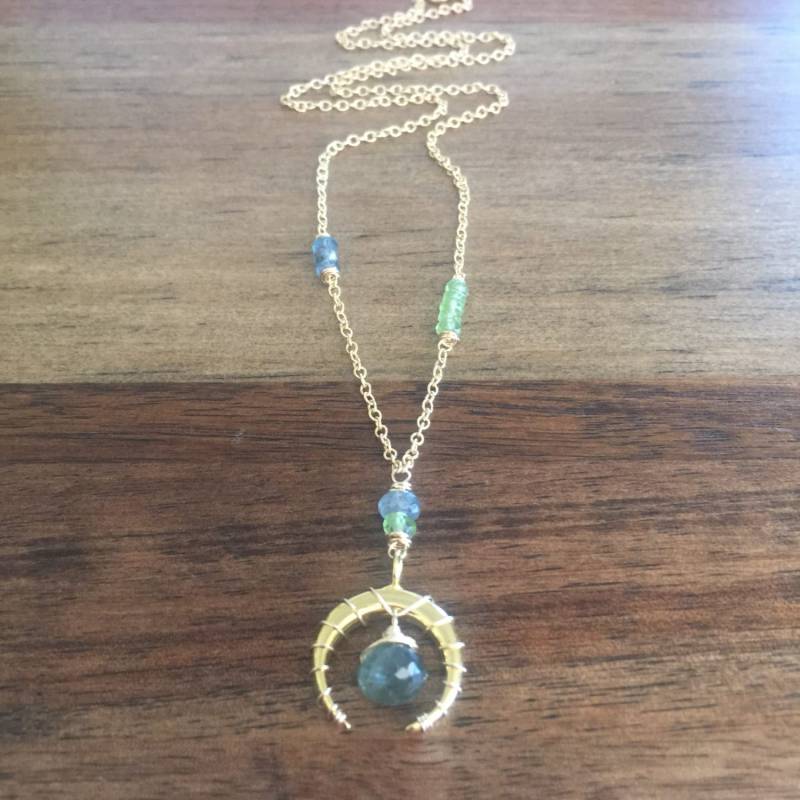 Göttin Halskette - Wire Wrapped Aquamarin Und Peridot Halbmond Anhänger Gold Göttin Halskette - Wire Wrapped Aquamarin Und Peridot Halbmond Anhänger Gold von ElegantSinJewelry