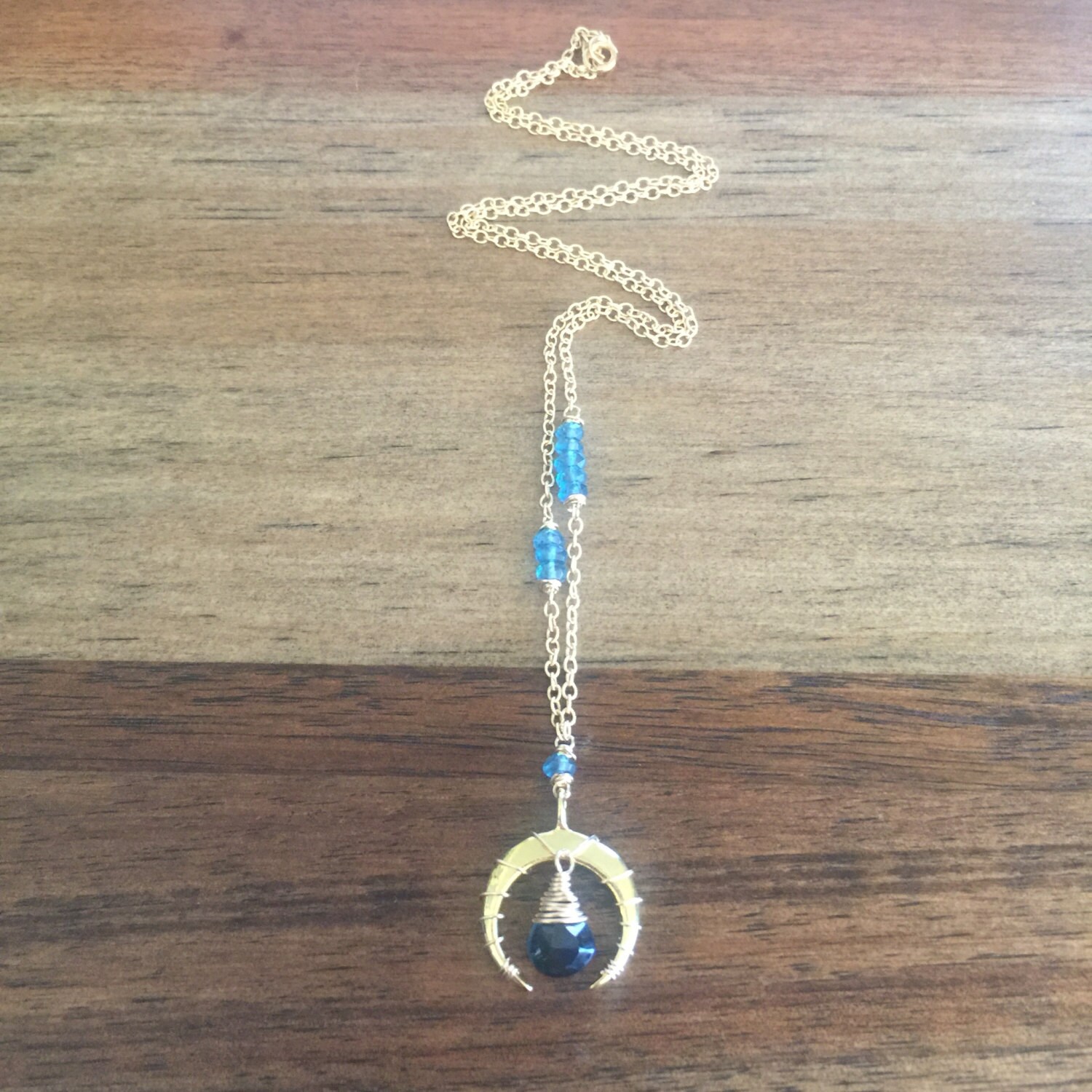 Göttin Halskette - Wire Wrapped London Blue Topaz Halbmond Anhänger Gold Göttin Halskette - Wire Wrapped London Blue Topaz Halbmond Anhänger Gold von ElegantSinJewelry