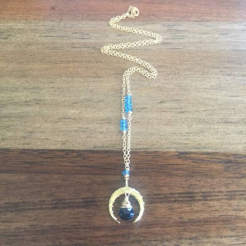 Göttin Halskette - Wire Wrapped London Blue Topaz Halbmond Anhänger Gold Göttin Halskette - Wire Wrapped London Blue Topaz Halbmond Anhänger Gold von ElegantSinJewelry