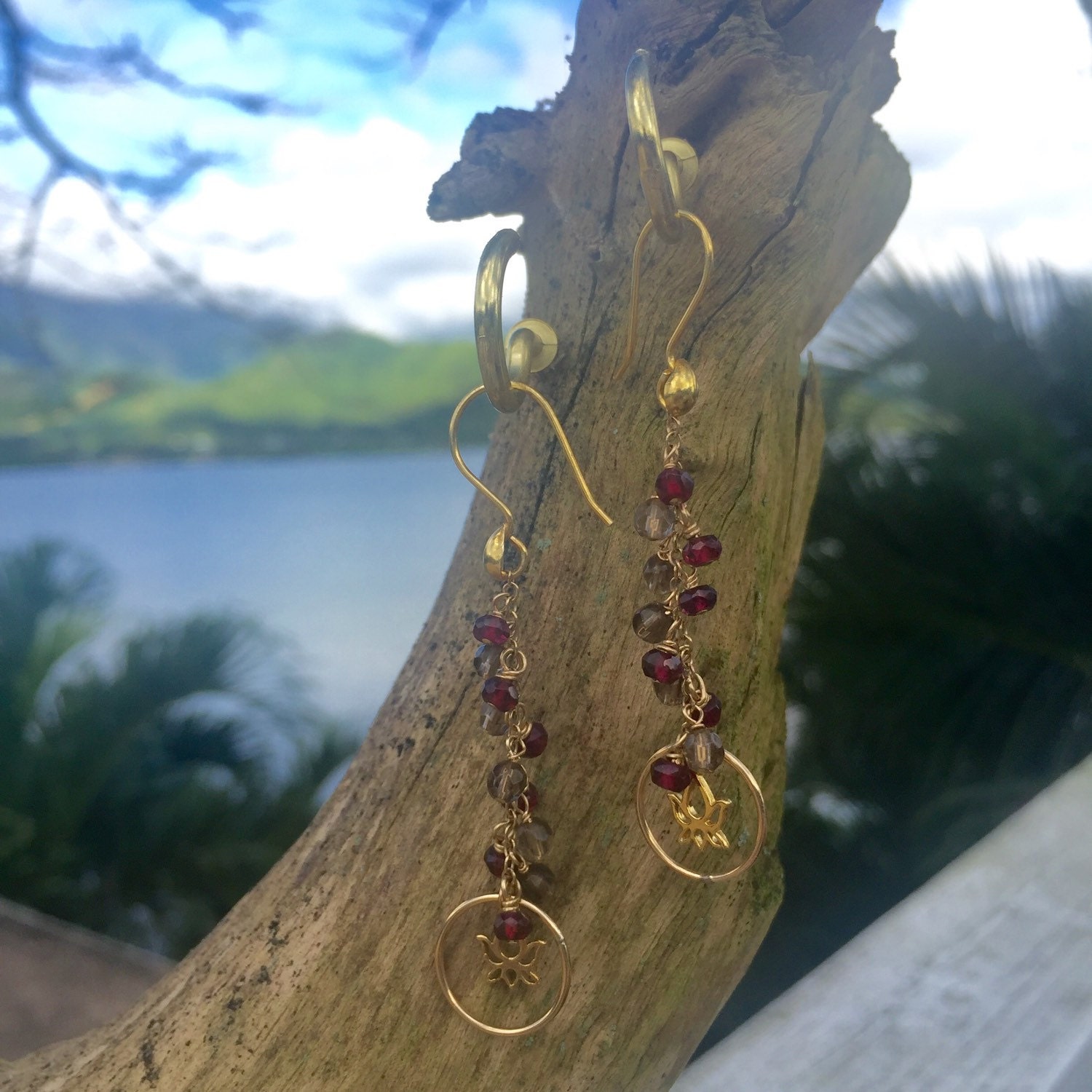 Gold Granat Und Rauch Quarz Cluster Ohrringe Mit Lotus Charme Gold Granat Und Rauch Quarz Cluster Ohrringe Mit Lotus Charme von ElegantSinJewelry