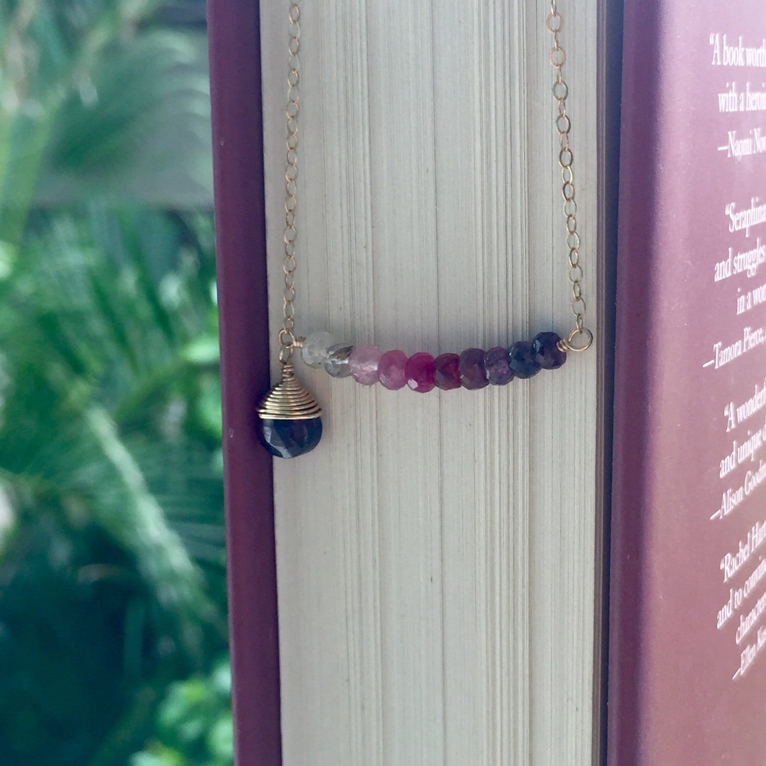 Gold Pink Saphir Ombre Bar Halskette Mit Granat Akzent Gold Pink Saphir Ombre Bar Halskette Mit Granat Akzent von ElegantSinJewelry