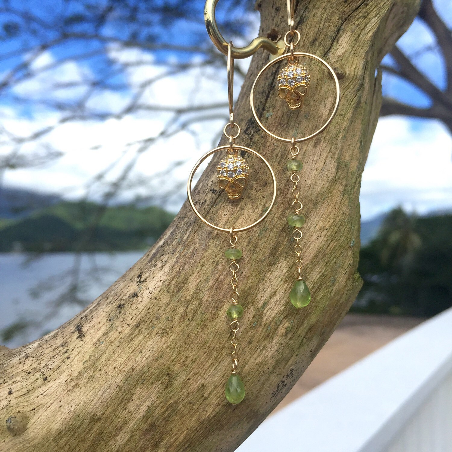 Gold Zirkon Schädel Ohrringe Mit Peridot Akzente Gold Zirkon Schädel Ohrringe Mit Peridot Akzente von ElegantSinJewelry