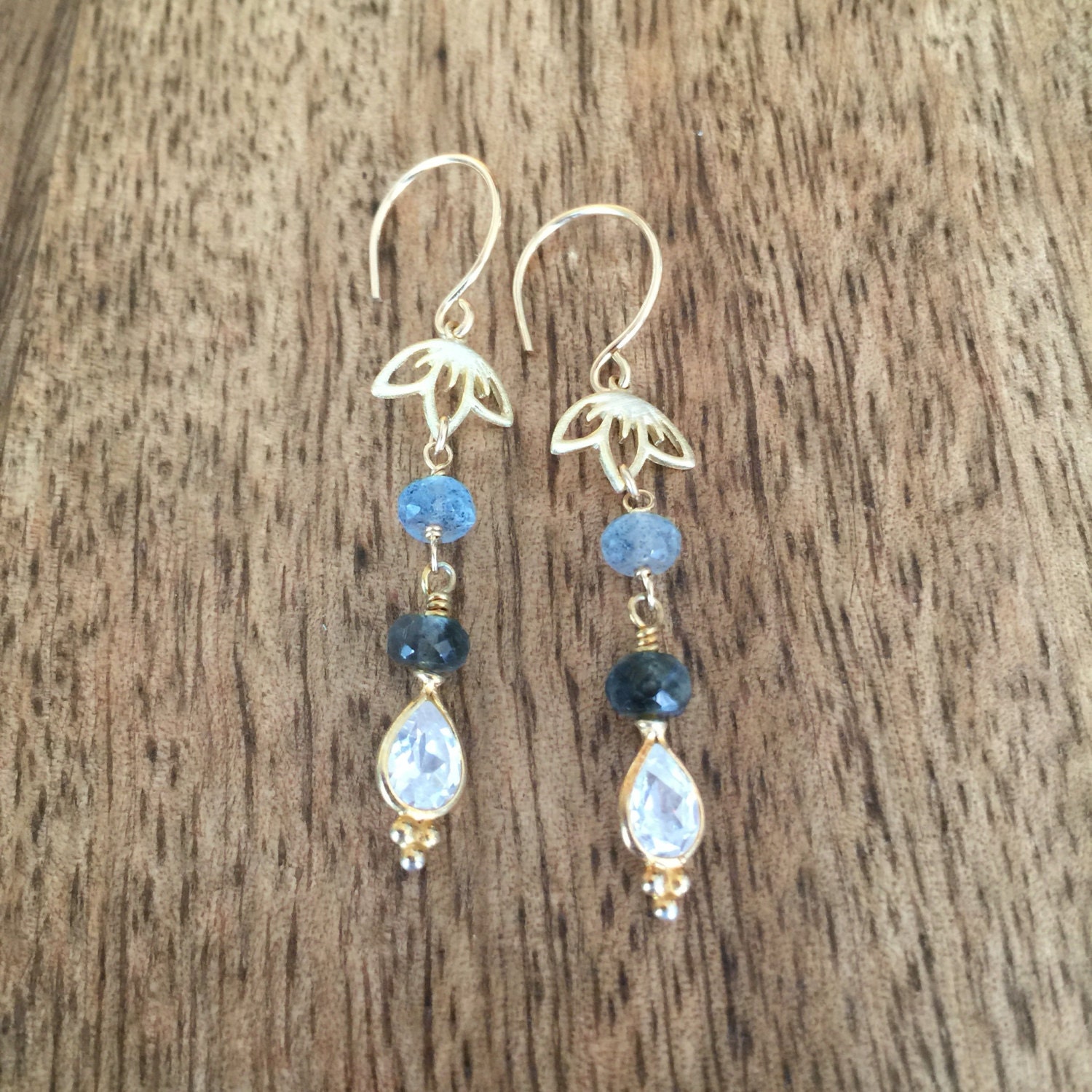 Golden Lotus Ohrringe Aquamarin Zirkon Golden Lotus Ohrringe Aquamarin Zirkon von ElegantSinJewelry