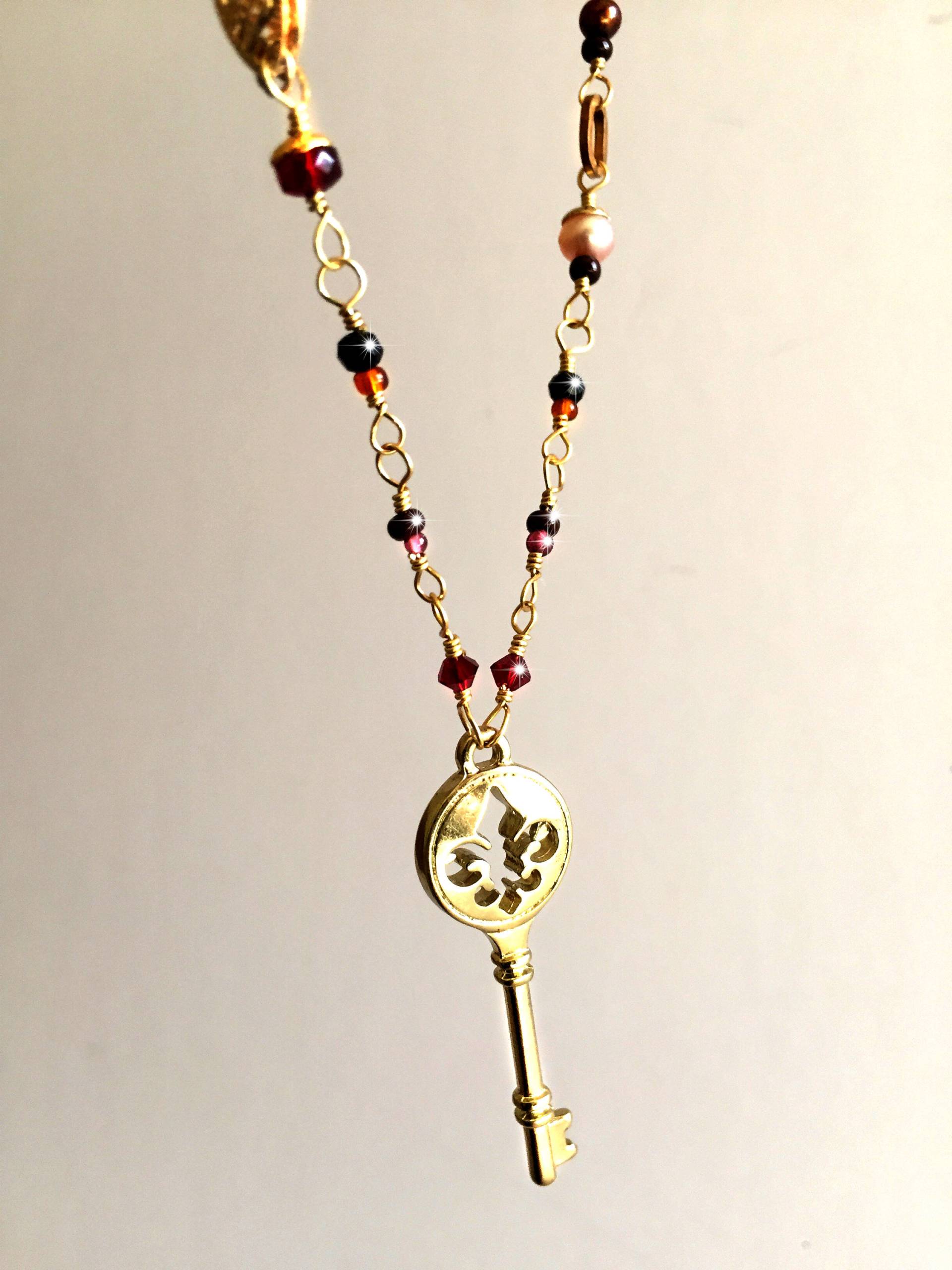 Damen Goldene Skelett Schlüssel Fleur De Lis Anhänger Auf Zierliche Halskette Für Valentinstag Geschenk, Handgemacht, Boho, Zu Meinem Herzen, Unikat von ElegantSteamjewelry